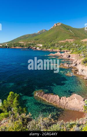 Francia, Var, Corniche de l'Esterel o Corniche d'Or, Saint Raphael, le Trayas, calanques vicino alla spiaggia di Maupas Foto Stock