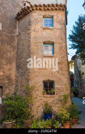 Francia, Var, Tourtour, villaggio nel cielo, etichettato Les Plus Beaux Villages de France (i più bei villaggi di Francia), la più piccola casa a tre piani in Francia (9m2) Foto Stock