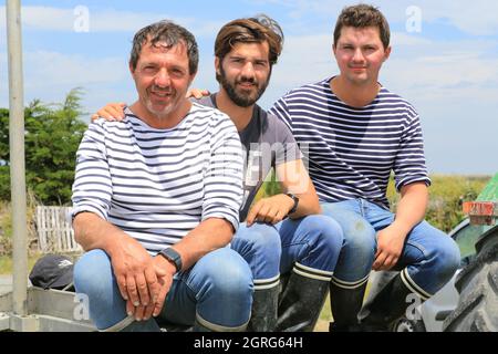 Francia, Vandea, Noirmoutier Island, la Gueriniere, Bonhomme Oyster Port, Alain Gendron (allevatore di ostriche) e i suoi figli Foto Stock
