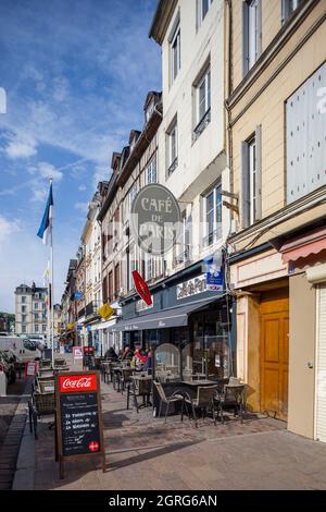 Francia, Eure, Valle Risle, Pont-Audemer, etichettato il più bel Detours di Francia, soprannominato la piccola Venezia di Normandia, caffè e terrazze sotto il sole in rue de la République, strada principale del centro della città Foto Stock