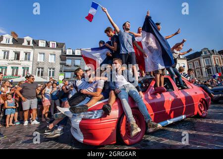 Francia, Eure, Valle Risle, Pont-Audemer, etichettato il più bel Detours di Francia, soprannominato la piccola Venezia di Normandia, i sostenitori della squadra di calcio francese celebrano la vittoria alla Coppa del mondo 2018 Foto Stock