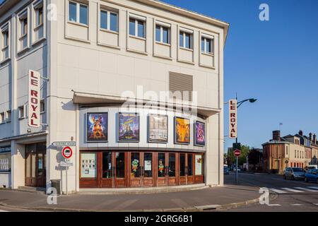 Francia, Eure, Valle del Risle, Pont-Audemer, etichettato il Detours più bello di Francia, soprannominato la piccola Venezia di Normandia, le Royal cinema (1951), dall'architetto Maurice Novarina Foto Stock