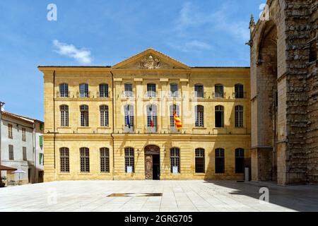 Francia, Var, Provence Verte, Saint Maximin la Sainte Baume, Place de l'Hôtel de Ville (piazza del municipio), Municipio Foto Stock