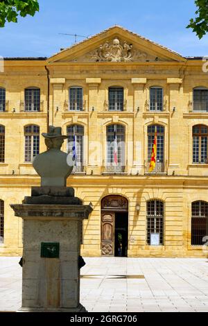 Francia, Var, Provenza Verte, Saint Maximin la Sainte Baume, Place de l'Hôtel de Ville (piazza del municipio), statua di Frederic Mistral e Municipio Foto Stock