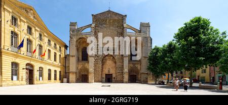 Francia, Var, Provence Verte, Saint Maximin la Sainte Baume, Place de l'Hôtel de Ville (piazza del municipio), Sainte Madeleine (St Maria Maddalena), sosta a El Camino de Santiago e al Municipio Foto Stock