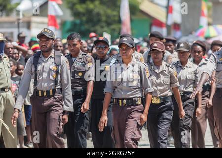 Indonesia, Papua, centro di Wamena, celebrazione della Giornata dell'Indipendenza dell'Indonesia, parata della polizia, con membri Papuan e membri di altre isole dell'arcipelago, per dimostrare il motto nazionale: Unità nella diversità Foto Stock