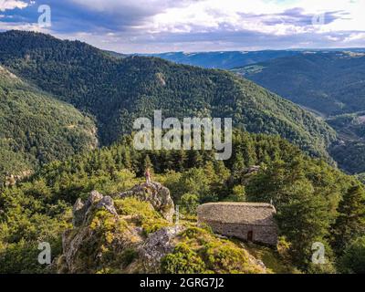 Francia, Haute Loire, Monistrol d'Allier, escursionista, cappella Saint Etienne, Allier Valley (vista aerea) Foto Stock