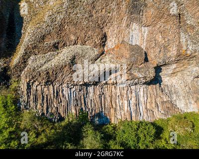 Francia, Haute Loire, Saint Haon, l'Estang, flusso di basalto, Organi di basalto, Allier valle (vista aerea) Foto Stock