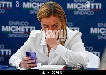 Roma, Italia. 01 ottobre 2021. Il leader del partito destro Fratelli d Italia Giorgia Meloni guarda il suo smartphone mentre partecipa a una campagna elettorale conferenza stampa per le elezioni sindorali a Spinaceto, un quartiere periferico nella parte occidentale di Roma il 1° ottobre 2021. Foto Andrea Staccioli Insidefoto Credit: Ininsidefoto srl/Alamy Live News Foto Stock