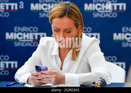 Roma, Italia. 01 ottobre 2021. Il leader del partito destro Fratelli d Italia Giorgia Meloni guarda il suo smartphone mentre partecipa a una campagna elettorale conferenza stampa per le elezioni sindorali a Spinaceto, un quartiere periferico nella parte occidentale di Roma il 1° ottobre 2021. Foto Andrea Staccioli Insidefoto Credit: Ininsidefoto srl/Alamy Live News Foto Stock