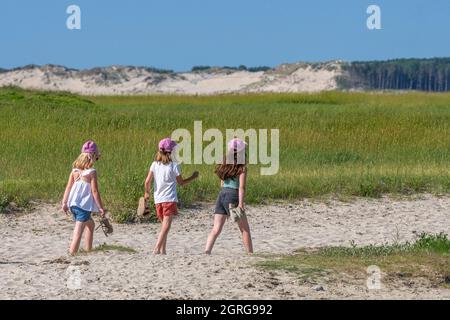 Francia, Somme (80), Baie d'Authie, Fort-Mahon, bambini a Bay of the Authie Foto Stock
