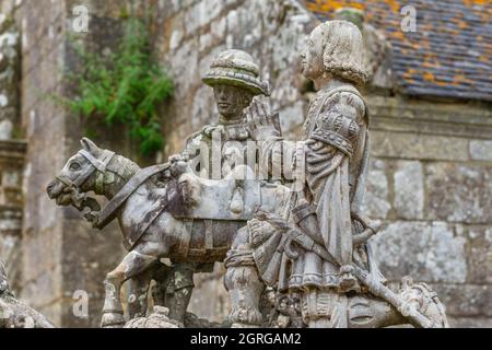 Francia, Finistere, Cast, la Chasse de Saint-Hubert, statuario del 16 ° secolo di fronte alla chiesa di Saint-Jerome Foto Stock