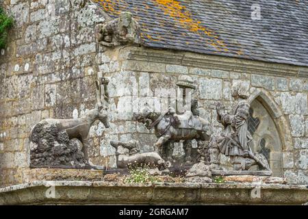 Francia, Finistere, Cast, la Chasse de Saint-Hubert, statuario del 16 ° secolo di fronte alla chiesa di Saint-Jerome Foto Stock