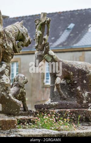 Francia, Finistere, Cast, la Chasse de Saint-Hubert, statuario del 16 ° secolo di fronte alla chiesa di Saint-Jerome Foto Stock