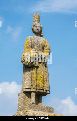 Francia, Finistere, Plouhinec, baia di Pors Poulhan, segna lo spartiacque tra Cap Sizun e Pays Bigouden, statua di la Bigoudène dello scultore René Quillivic Foto Stock