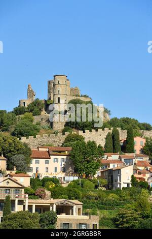 Francia, Var, Golf di Saint Tropez, Grimaud, il villaggio e le rovine del castello Foto Stock