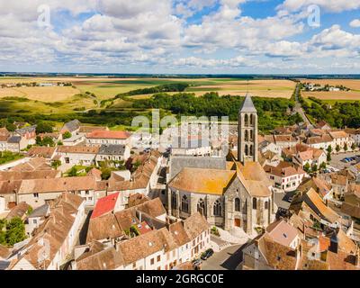 Francia, Seine et Marne, Chateau Landon (vista aerea) Foto Stock