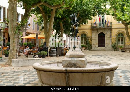 Francia, Var, Massif des Maures, villaggio di Collobrieres, Place de la Liberation, fontana e municipio sullo sfondo Foto Stock