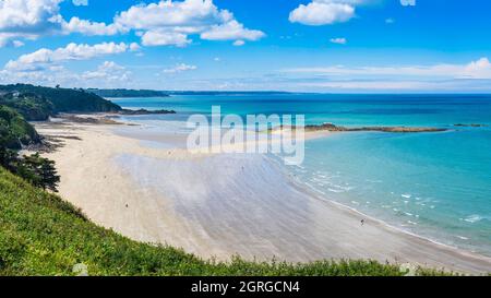 Francia, Cotes d'Armor, Plerin, Martin Plage Cove e Rocher Martin lungo il percorso escursionistico GR 34 o doganale Foto Stock