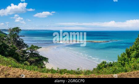 Francia, Cotes d'Armor, Plerin, Martin Plage Cove e Rocher Martin lungo il percorso escursionistico GR 34 o doganale Foto Stock