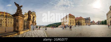 Piazza Hradcany con la porta Mattia, l'ingresso principale al primo cortile del castello di Praga, Praga, Repubblica Ceca Foto Stock