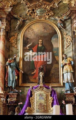 Altare maggiore nella Chiesa di San Giovanni Apostolo ed Evangelista a Cerje, Croazia Foto Stock