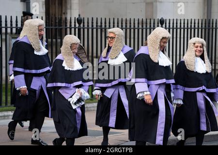 LONDRA - 1° OTTOBRE: Il Servizio Giudici annuale si è svolto presso l'Abbazia di Westminster a Londra oggi, 1° ottobre 2021. All'inizio dell'anno legale, i giudici, il Q.CÕs e le figure legali più alte, camminano in una processione dall'Abbazia di Westminster alle Camere del Parlamento, per un'accoglienza ospitata dal Cancelliere del Signore. La consuetudine risale al Medioevo, quando i giudici pregarono per la guida all'inizio dell'anno legale. Foto di David Levenson/Alamy Live News Foto Stock