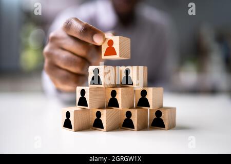 Blocchi di impilamento del leader afro-americano. Concetto di leadership nel settore delle risorse umane Foto Stock