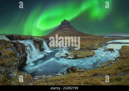 Aurora Borealis con la Galassia della Via Lattea, Islanda, fotografia notturna Foto Stock