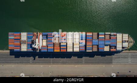 Vista aerea di una nave da carico completamente caricata ancorata ad un porto Foto Stock