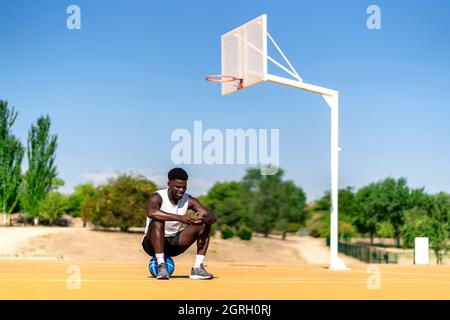 giocatore di basket con il suo smartphone in mano Foto Stock