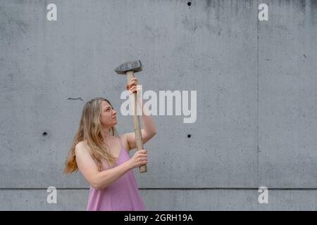 Donne forti con un martello nelle mani Foto Stock