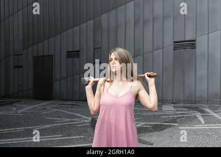 Giovani donne che tengono un maul sulle spalle Foto Stock