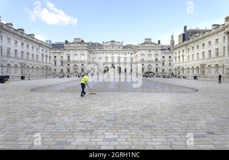 Londra, Inghilterra, Regno Unito. Somerset House - Edmund J Safra Fountain Court, guardando a nord Foto Stock