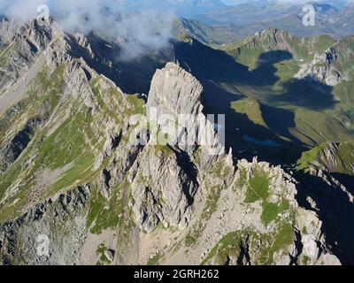 VISTA AEREA. La Pierra menta, un prominente butte su un crinale di montagna. La Plagne-Tarentaise, Savoia, Auvergne-Rhône-Alpes, Francia. Foto Stock