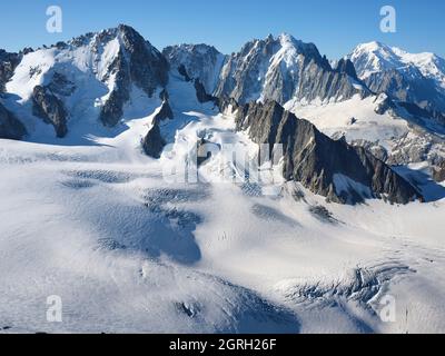 VISTA AEREA. Da sinistra a destra; Aiguille du Chardonnet (3824m), Aiguille Verte (4122m), Monte Bianco (4807m). Chamonix, alta Savoia, Francia. Foto Stock