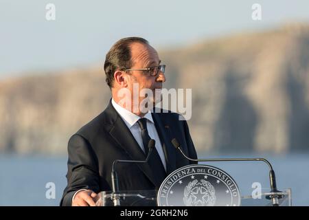 L'ex presidente francese Francois Hollande interviene in occasione di un vertice italiano/tedesco/francese a bordo della portaerei italiana Garibaldi Foto Stock