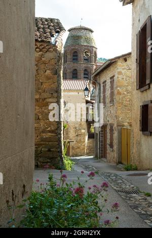 Strada del villaggio di Lavaudieu, etichettato Les Plus Beaux Villages de France, Haute Loire dipartimento, Auvergne Rhone Alpes, Francia Foto Stock