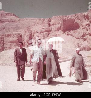 Ein Besucher mit Gefolge besucht das tal der Könige bei Luxor, Ägypten 1955. Vsitor e accompagnamento alla Valle dei Re vicino Luxor, Egitto 1955. Foto Stock