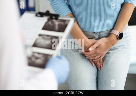 Donna con problemi uterini e minzione a appuntamento ginecologo Foto Stock