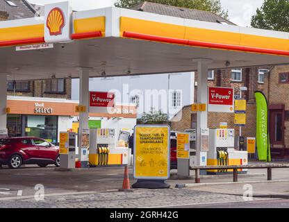 Londra, Regno Unito. 1 ottobre 2021. Cartello "Sorry, Fuel is Temporarily Unavailable" presso una stazione Shell su Holloway Road, che ha esaurito la benzina dopo la riapertura per un solo giorno. Molte stazioni hanno esaurito la benzina a causa di una carenza di autotrasportatori legati alla Brexit, insieme all’acquisto di panico. Foto Stock