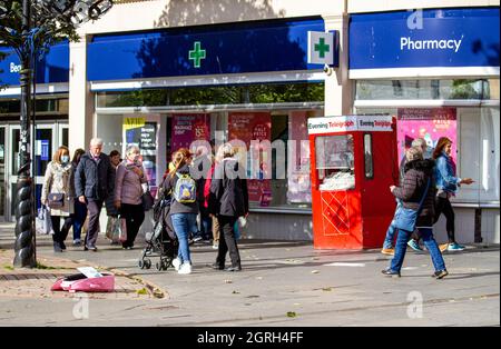 Dundee, Tayside, Scozia, Regno Unito. 1 ottobre 2021. UK Meteo: Caldo sole d'autunno con una fresca brezza fresca in tutta la Scozia nord-orientale, le temperature raggiungono i 14°C. Il caldo sole dell'autunno ha portato i residenti locali a trascorrere la giornata di vendite di ottobre shopping nel centro di Dundee. Credit: Dundee Photographics/Alamy Live News Foto Stock