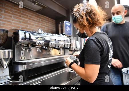 Roma, Italia. 29 settembre 2021. Un barista prepara un caffè al Bar dei Cerchi di Roma, 29 settembre 2021. Venerdì è la Giornata Internazionale del caffè, salutata dall'Organizzazione Internazionale del caffè come "una celebrazione della diversità, della qualità e della passione del settore del caffè". Sarebbe difficile trovare un paese in cui quella passione si sente più che in Italy.TO ANDARE CON 'Feature: Gli italiani riconoscono i loro legami con il caffè all'Int'l Coffee Day' Credit: Jin Mamengni/Xinhua/Alamy Live News Foto Stock