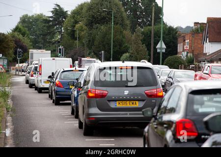 Old Windsor, Regno Unito. 1 ottobre 2021. Ci sono state scene di caos oggi sulla strada diritta a Old Windsor, come gli automobilisti accodati per il carburante dopo una consegna. C'erano anche lavori stradali in corso e gli automobilisti si scaldevano molto sotto il collare bloccato nel traffico. Nonostante le rassicurazioni da parte di Boris Johnson che la crisi del carburante sta migliorando, l'acquisto di panico di benzina e diesel continua come le consegne di carburante rimangono intermittenti a seguito di una carenza di conducenti di petroliere. Credit: Maureen McLean/Alamy Live News Foto Stock