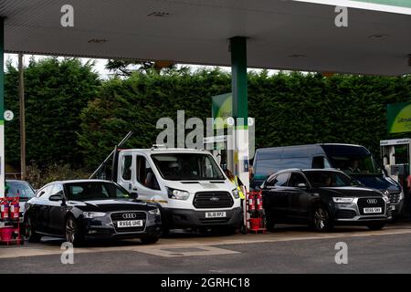 Old Windsor, Regno Unito. 1 ottobre 2021. Ci sono state scene di caos oggi sulla strada diritta a Old Windsor, come gli automobilisti accodati per il carburante dopo una consegna. C'erano anche lavori stradali in corso e gli automobilisti si scaldevano molto sotto il collare bloccato nel traffico. Nonostante le rassicurazioni da parte di Boris Johnson che la crisi del carburante sta migliorando, l'acquisto di panico di benzina e diesel continua come le consegne di carburante rimangono intermittenti a seguito di una carenza di conducenti di petroliere. Credit: Maureen McLean/Alamy Live News Foto Stock