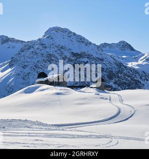 L'ex osservatorio astronomico Chur, ora chiuso, sul comprensorio sciistico di Arosa-Lenzerheide, in Svizzera, durante l'inverno. Foto Stock