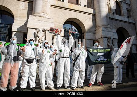 Milano, Italia. 1 ottobre 2021. Gli attivisti globali protestano davanti alla Borsa di Milano allo sciopero degli studenti per il rally futuro che fa parte del movimento venerdì per il futuro. L’obiettivo del movimento è quello di esercitare pressioni morali sui policymaker, di farli ascoltare dagli scienziati, e poi di intraprendere azioni energiche per limitare il riscaldamento globale. Credit: Stefano Nicoli/Speed Media/Alamy Live News Foto Stock