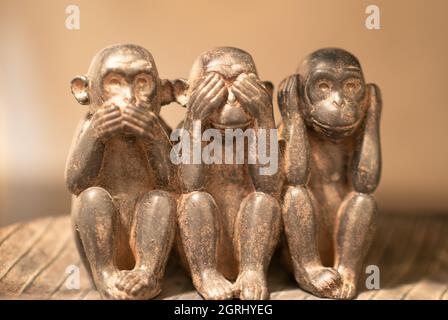 Tre scimmie sagge, ornamento di ottone invecchiato Foto Stock