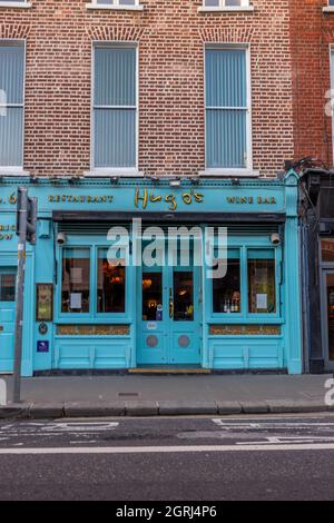 DUBLINO, IRLANDA - Mar 17, 2021: Irlanda, Dublino, una vista sulla strada del ristorante e wine bar Hugo's chiuso Foto Stock