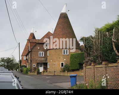 Sittingbourne, Kent, Regno Unito. 1 ottobre 2021. Un 'nuovo' Tempio Romano vecchio di 2000 anni appena fuori dalla trafficata A2 (che si ritiene sia una strada romana) è stato conservato nel villaggio di Newington vicino a Sittingbourne nel Kent. Newington History Group ha ricostruito le fondamenta che hanno trovato durante uno scavo su una nuova proprietà residenziale di Persimmon case. Persimmon diede al gruppo terra per ricostruire le fondazioni a 70 m dalla loro posizione originale in modo che potessero essere preservate. Il tempio è stato chiamato 'Tempio di Watling Place'. PIC: Ex oathouses a Newington. Credit: James Bell/Alamy Live News Foto Stock